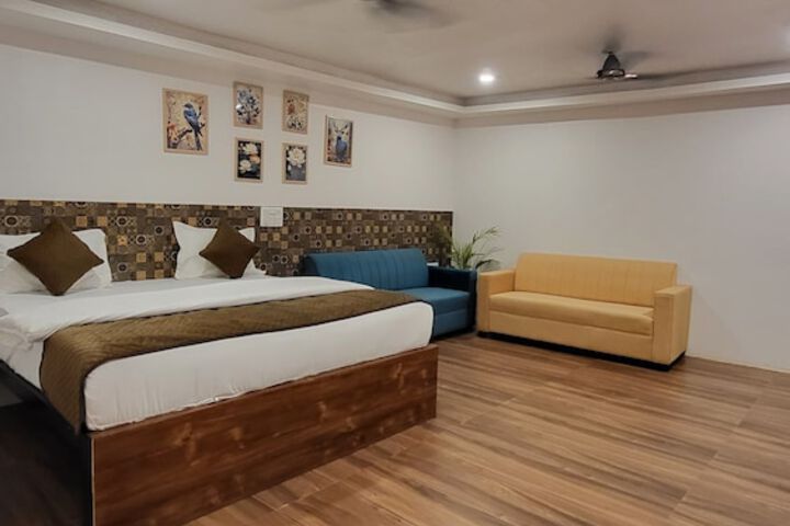 Room 6 of 9