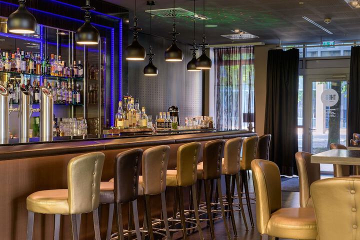 Lounge 106 of 159