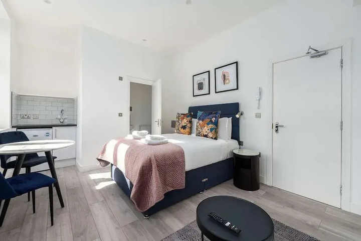 Room 10 of 17