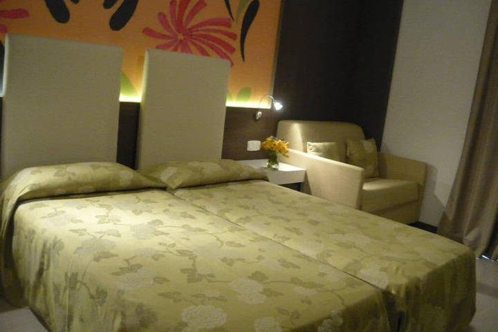 Room 8 of 18
