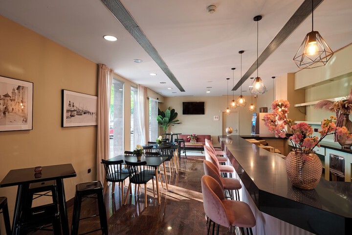 Lounge 167 of 186