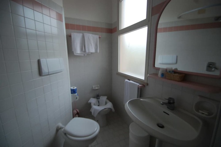 Room 10 of 34