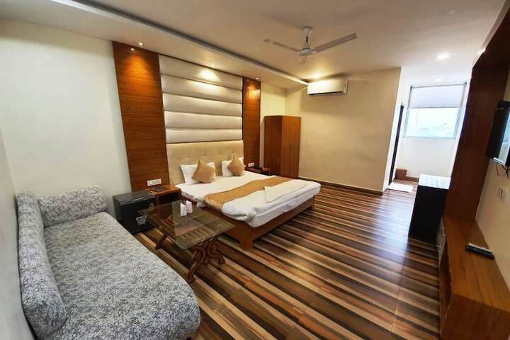Room 15 of 28
