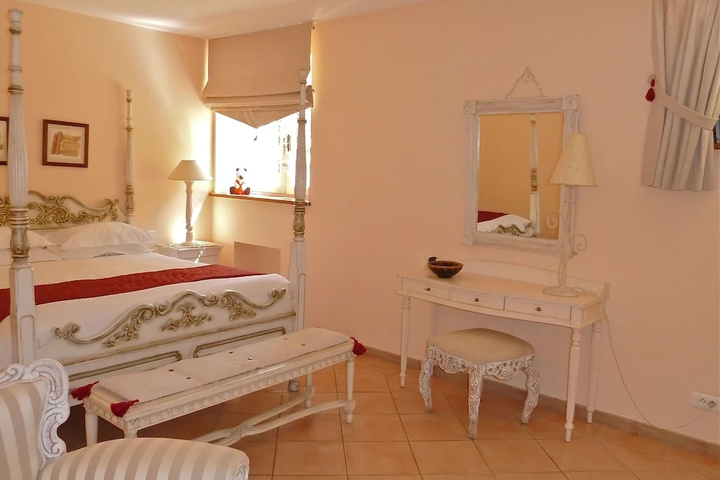 Room 4 of 11