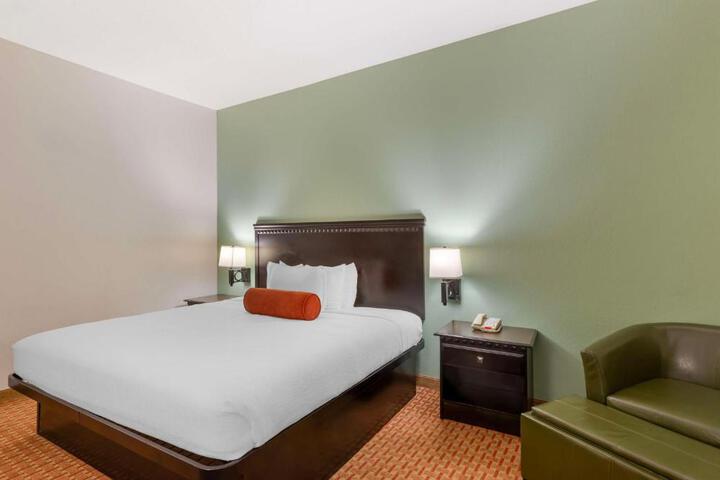 1 King Bed Chair with Ottoman Microwave and Refrigerator High Speed Internet Accessible Coffee Maker Full Breakfast (7 of 14)