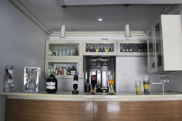Lounge 77 of 93