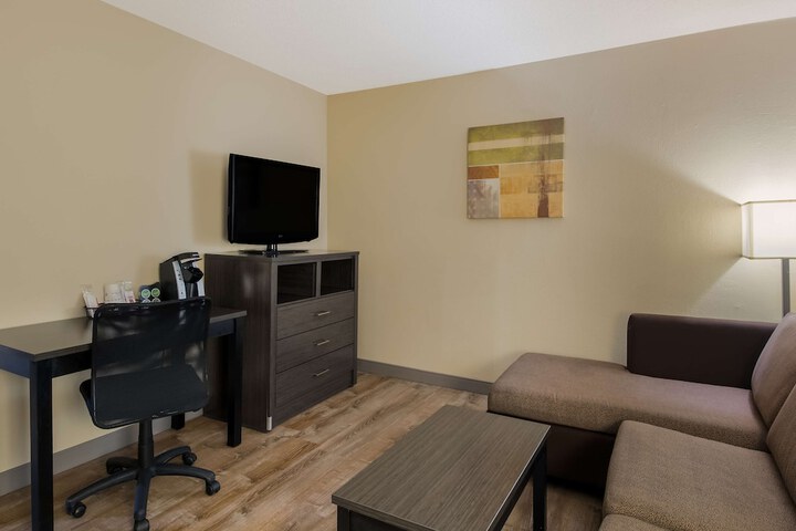 1 Queen Bed High Speed Internet Accessible Microwave and Refrigerator LCD Television Chair with Ottoman Full Breakfast (12 of 15)