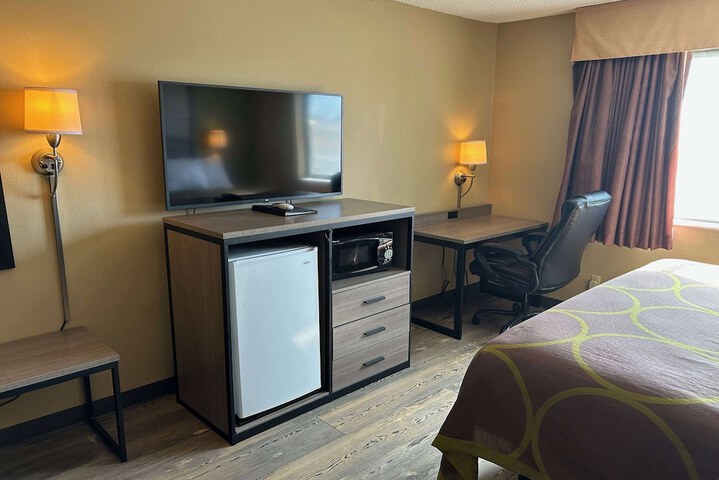 1 Queen Bed (4 of 12)