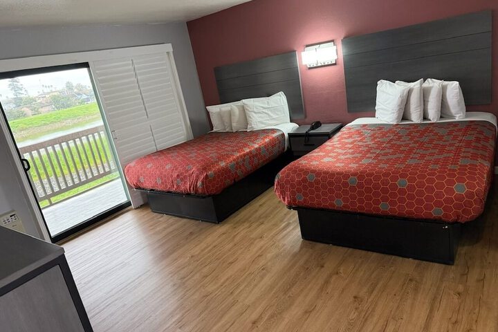 2 Queen Beds (2 of 11)