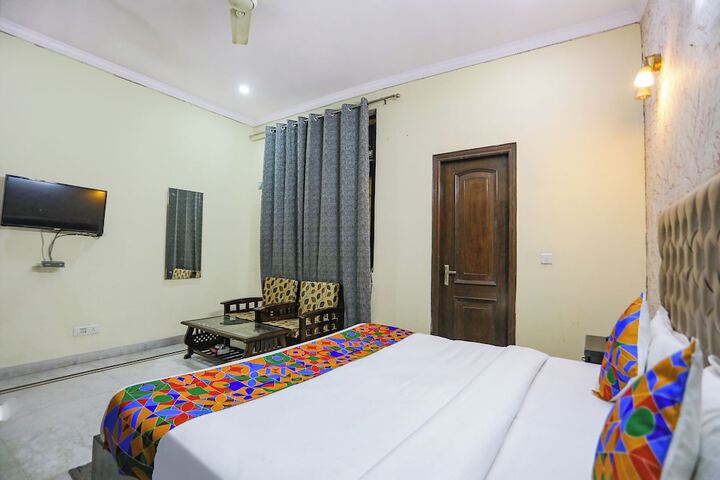 Room 13 of 28