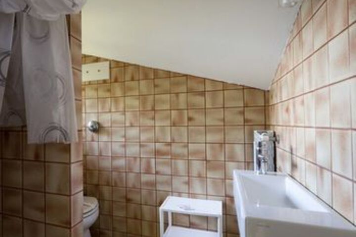 Room 3 of 40