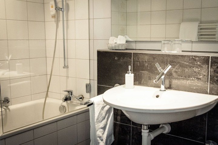 Deep soaking bathtub