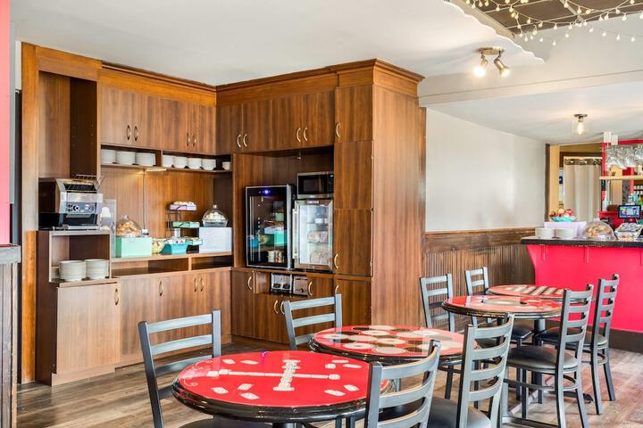 Breakfast/Coffee Service 114 of 136