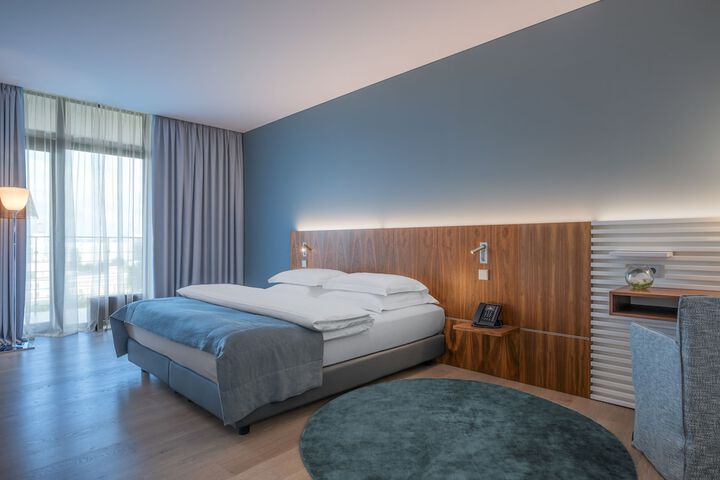 Room 10 of 93