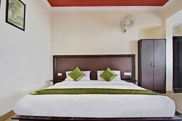 Room 15 of 36
