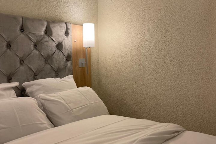 Room 6 of 8