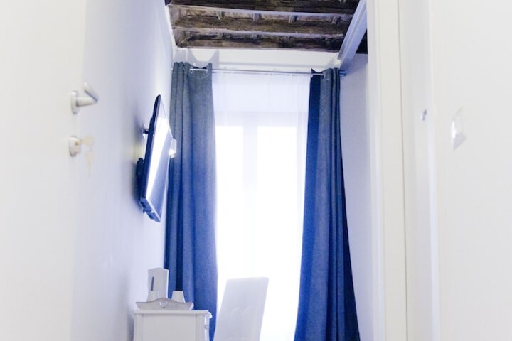 Room 19 of 32