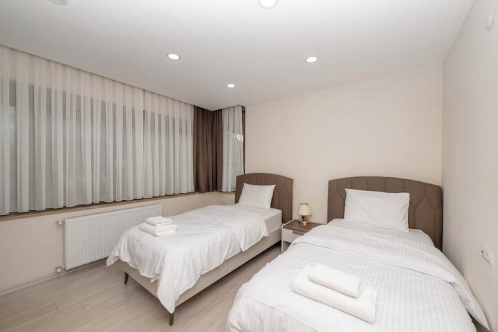 Room 102 of 271