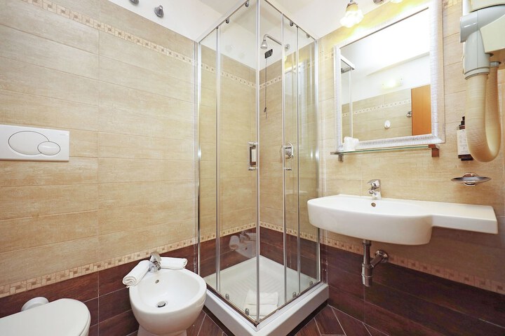 Room 32 of 50