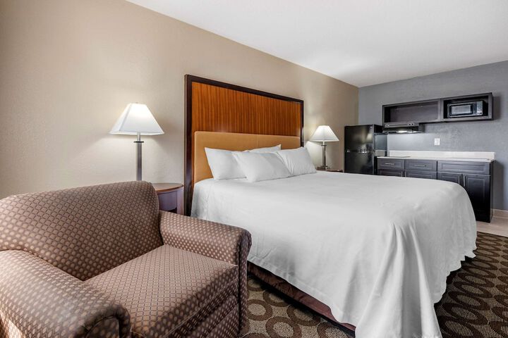 1 King Bed Efficiency (3 of 10)