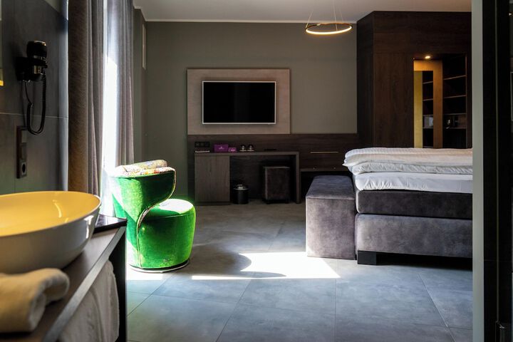 Room 32 of 67