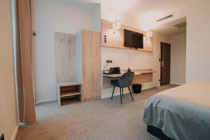 Room 7 of 32