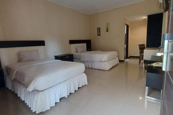 Room 5 of 16