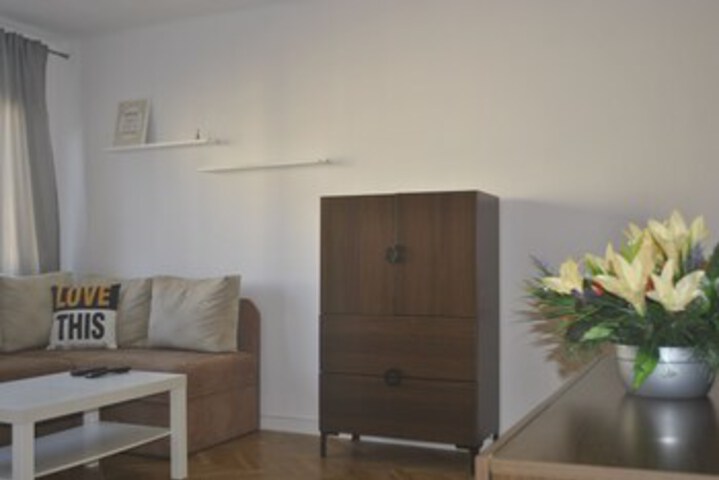 Room 8 of 80