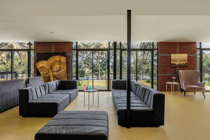 Lounge 30 of 42