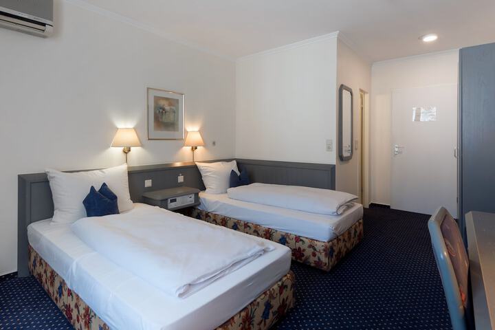 Room 4 of 27