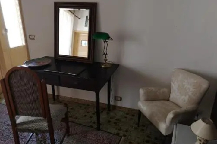 Room 4 of 9