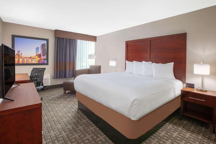 1 King Bed (8 of 8)