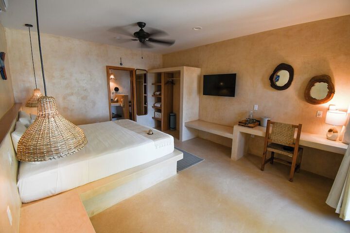 Room 3 of 136