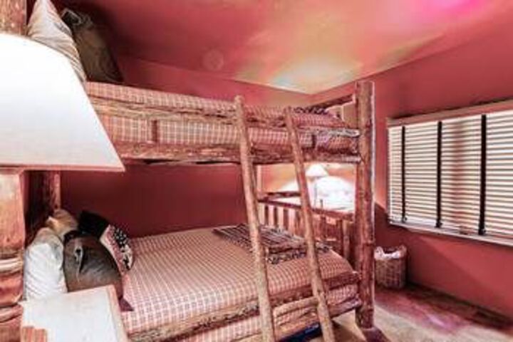 Room 11 of 32