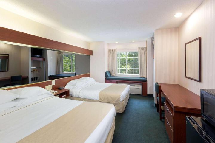 1 Queen Bed Accessible Room (10 of 25)
