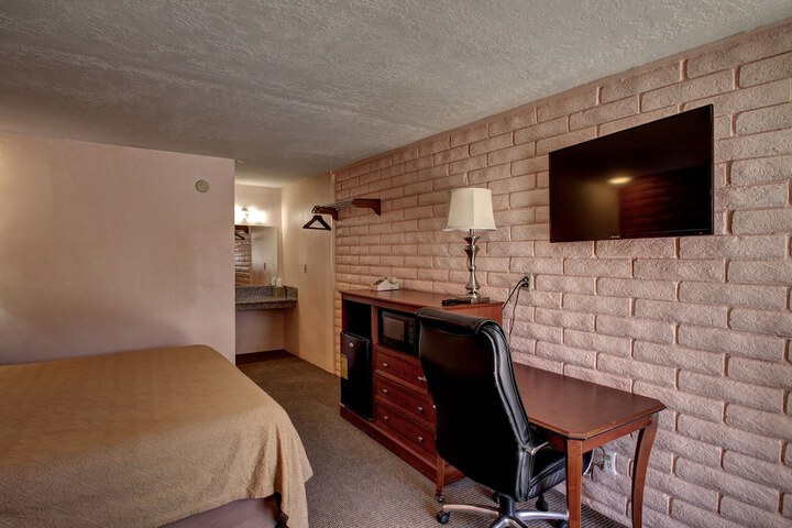 Room 9 of 37