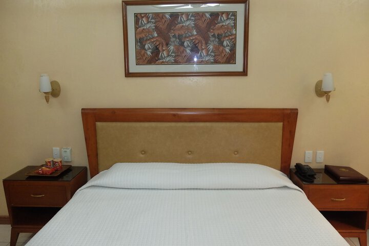 Room 8 of 102