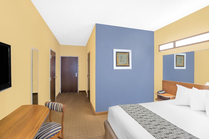 1 Queen Bed (5 of 23)