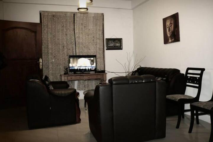 Lounge 4 of 5
