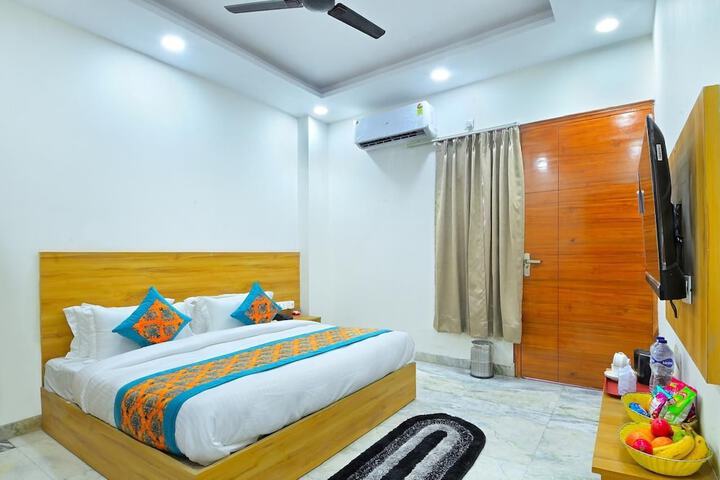 Room 5 of 9