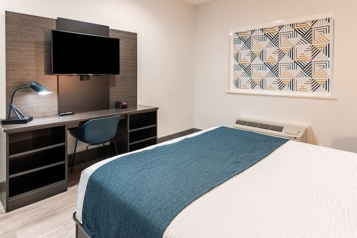 1 Queen Bed Kitchen (17 of 22)