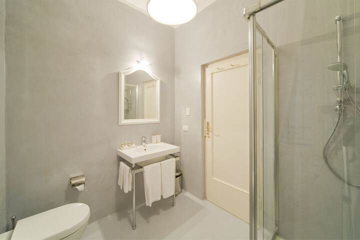Room 106 of 179