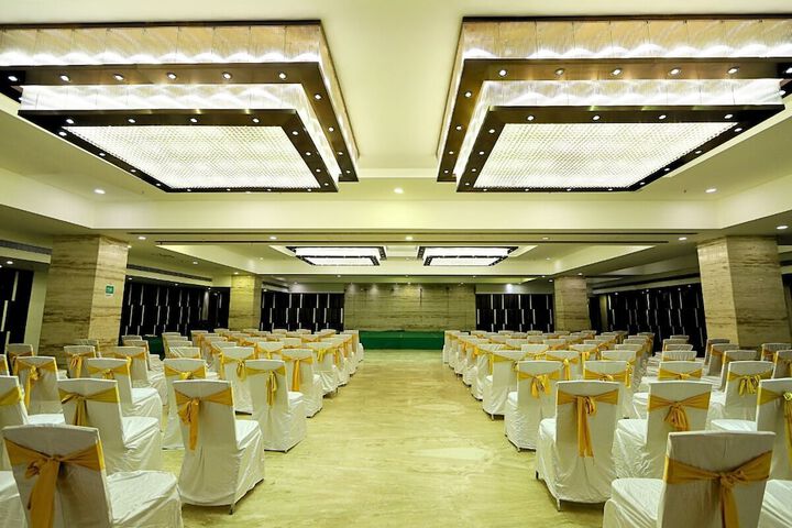 Ballroom/Hall 26 of 28