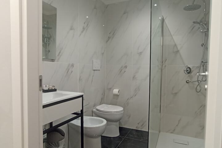 Room 25 of 28