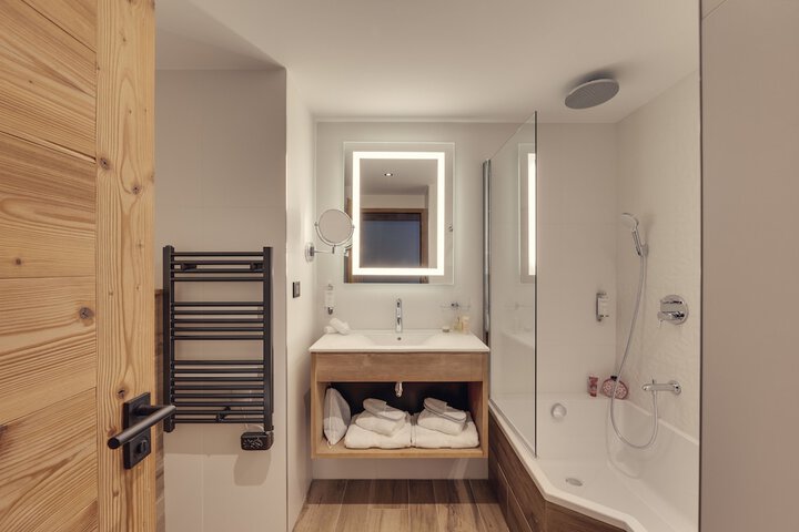 Room 33 of 77