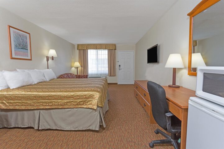 Deluxe Room 1 King Bed Refrigerator, Microwave (8 of 18)