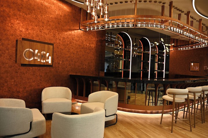 Lounge 31 of 44