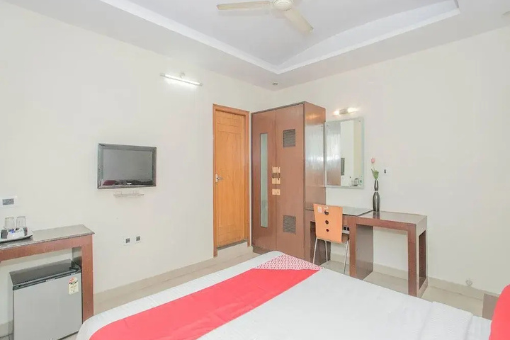 Room 4 of 9