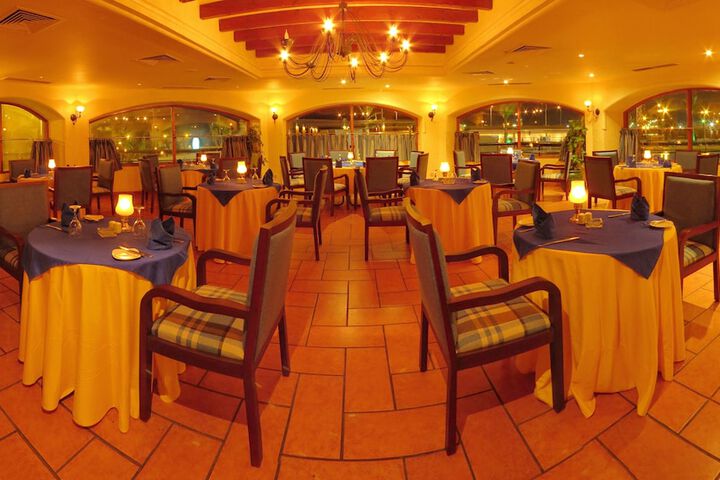 Dining 11 of 12
