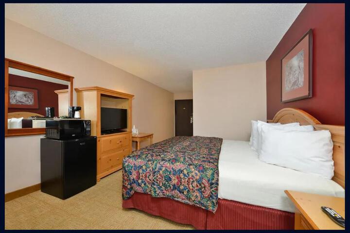 1 Queen Bed (4 of 14)